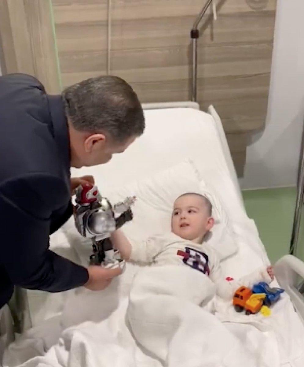 Fahrettin Koca tedavi gören çocukları ziyaret etti