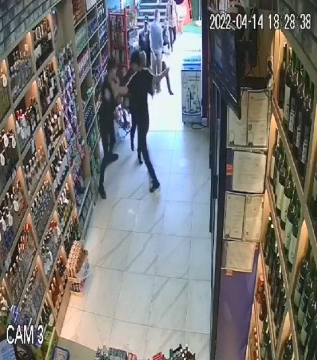 Kocaeli'de gencin saldırıdan sığınırken bıçaklandığı anlar kamerada