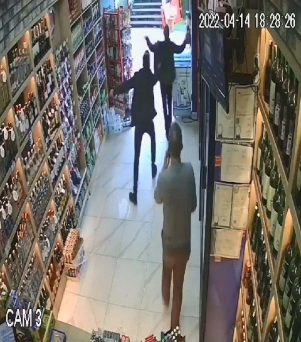 Kocaeli'de gencin saldırıdan sığınırken bıçaklandığı anlar kamerada