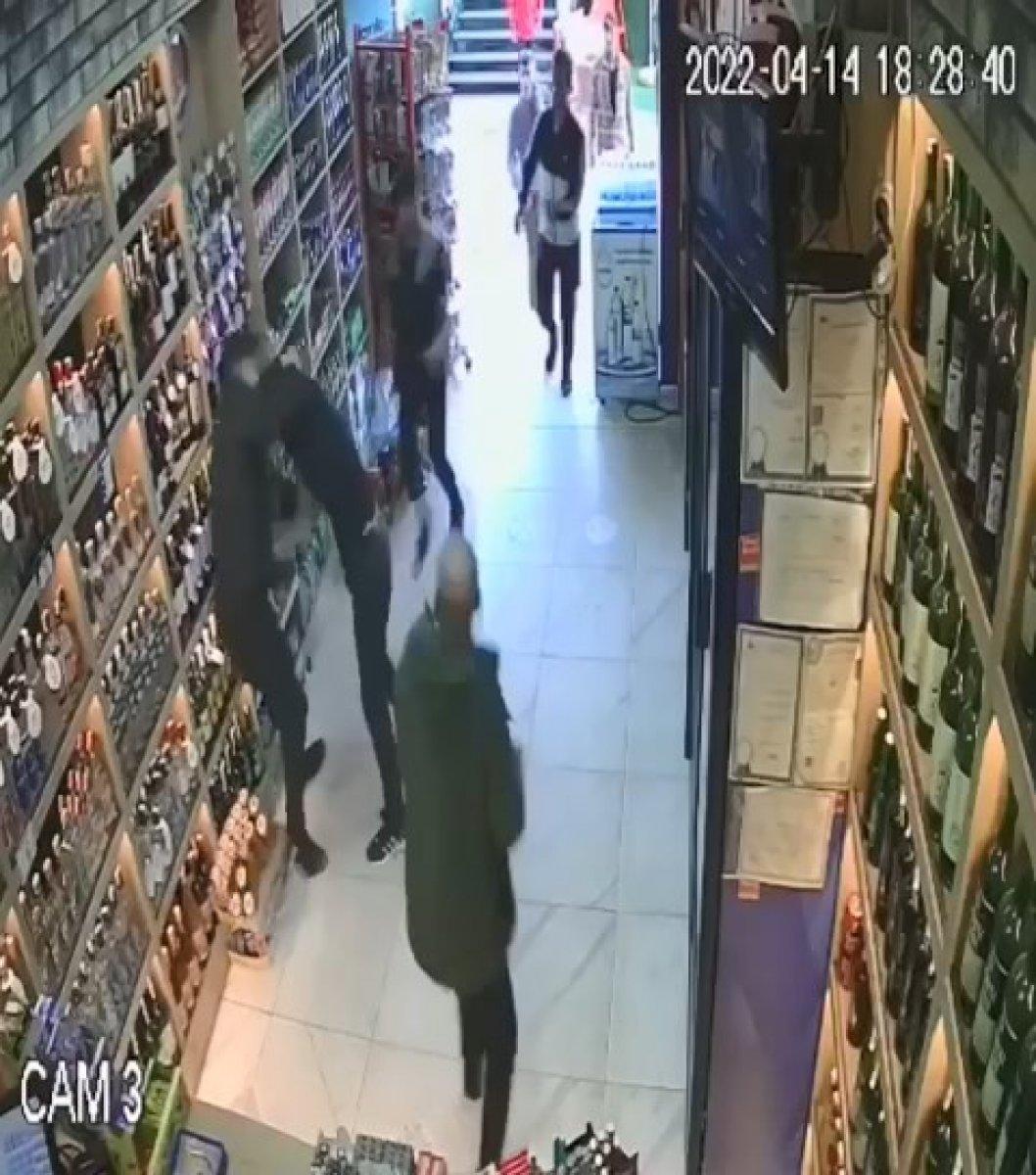 Kocaeli'de gencin saldırıdan sığınırken bıçaklandığı anlar kamerada