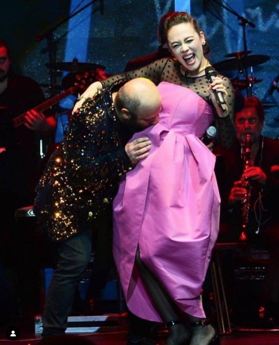 Serkan Keskin, Demet Evgar'ın karnını öptü