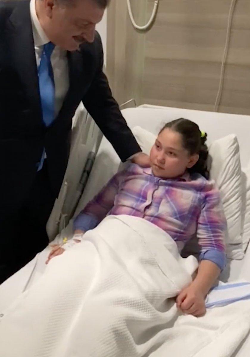 Fahrettin Koca tedavi gören çocukları ziyaret etti