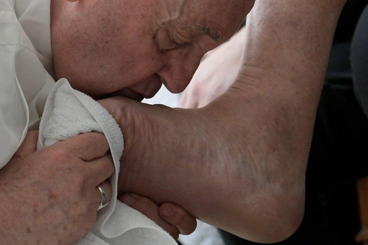 Papa Francis, hapishanede ayak öptü