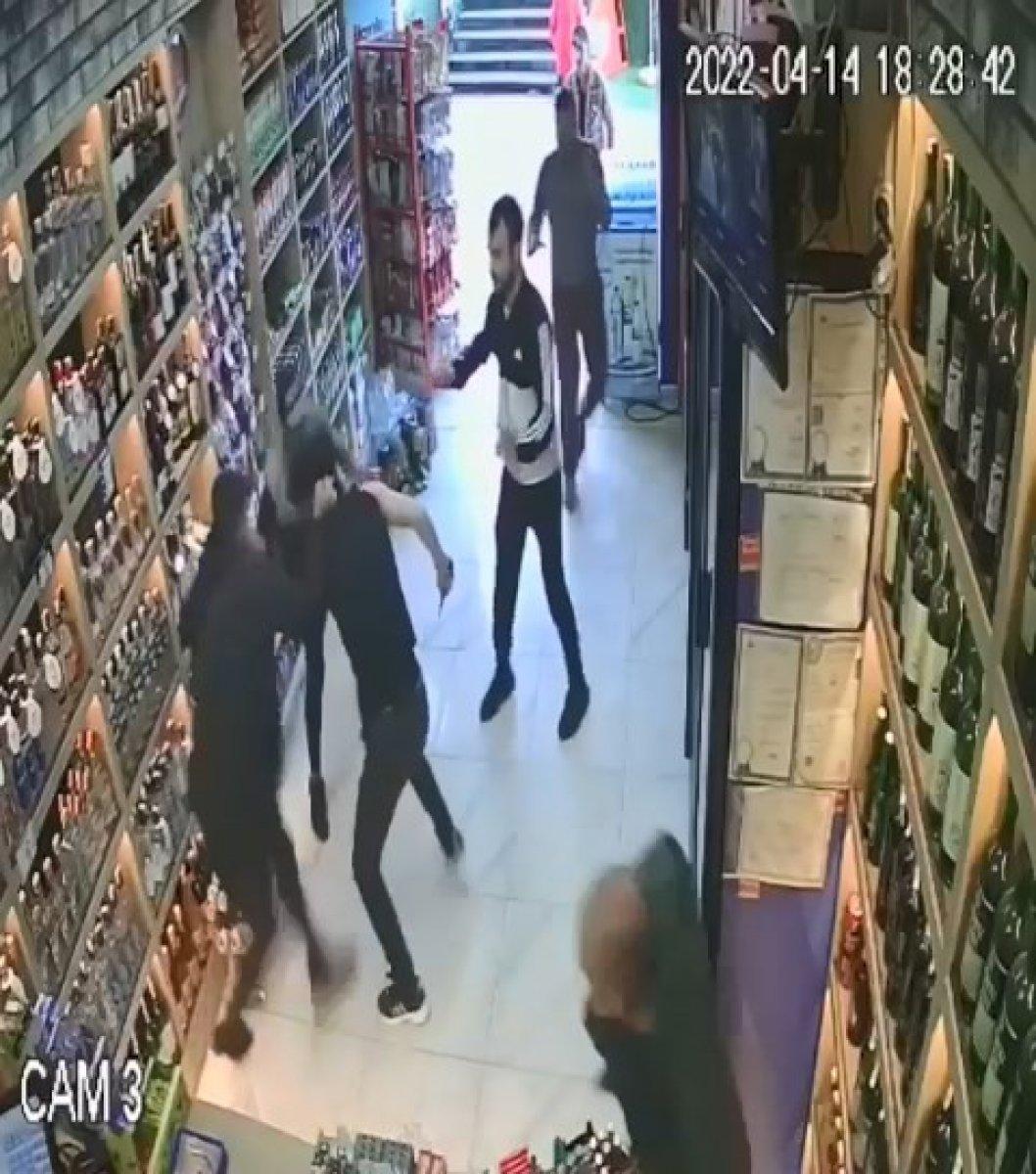 Kocaeli'de gencin saldırıdan sığınırken bıçaklandığı anlar kamerada