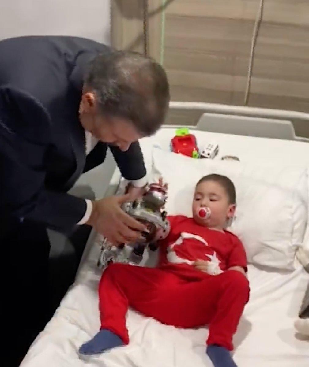 Fahrettin Koca tedavi gören çocukları ziyaret etti