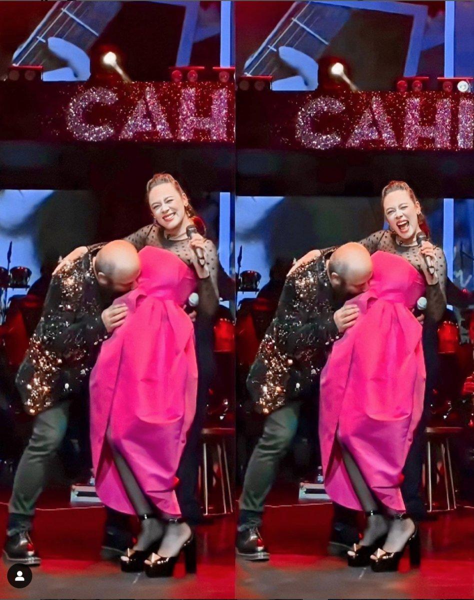 Serkan Keskin, Demet Evgar'ın karnını öptü