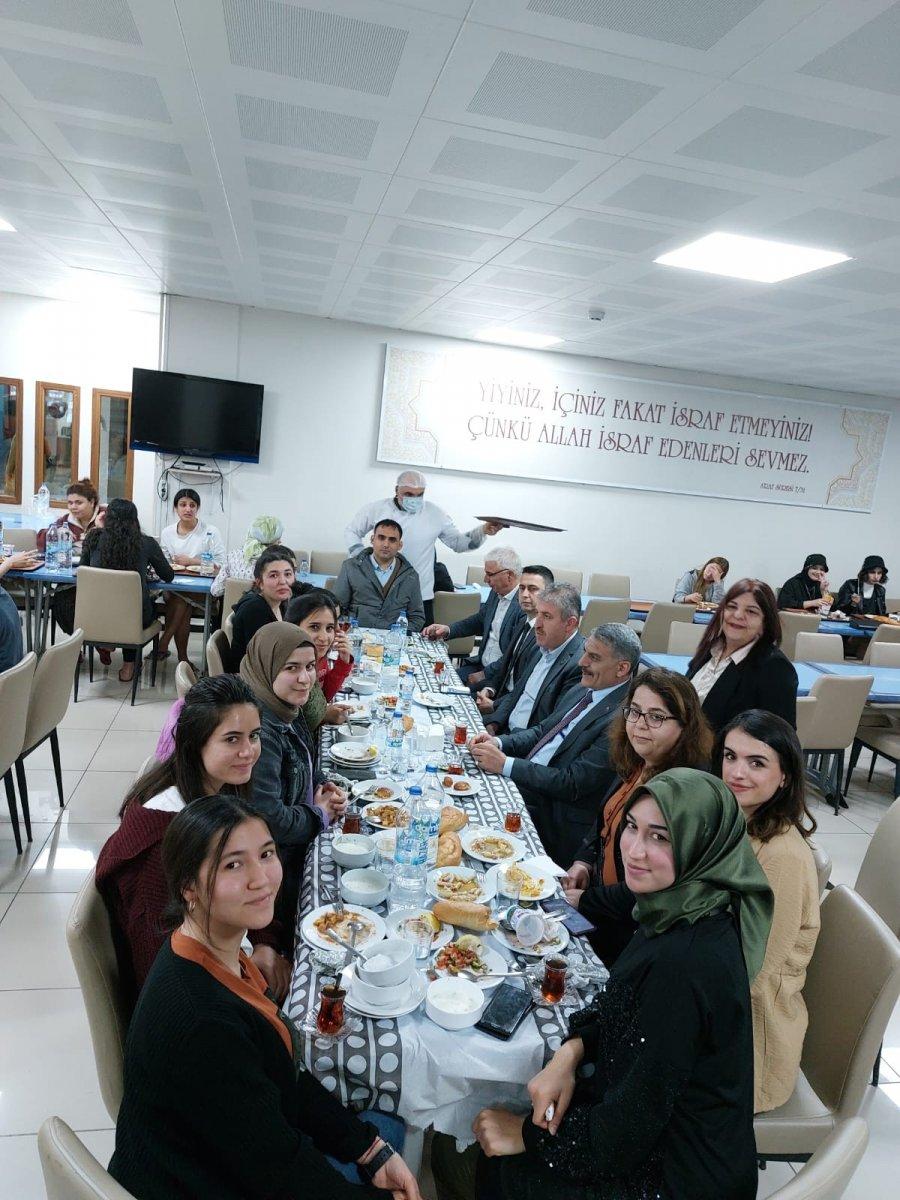 Gençlik ve Spor Bakanı Kasapoğlu öğrencilerle iftar yaptı