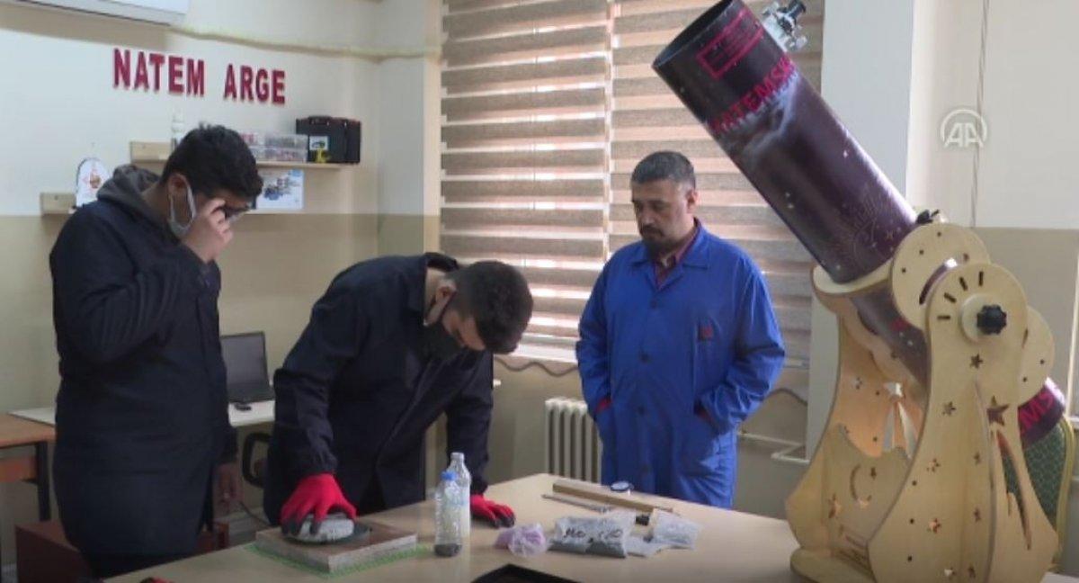 İzmir'de liseliler, atık malzemelerden teleskop yaptı