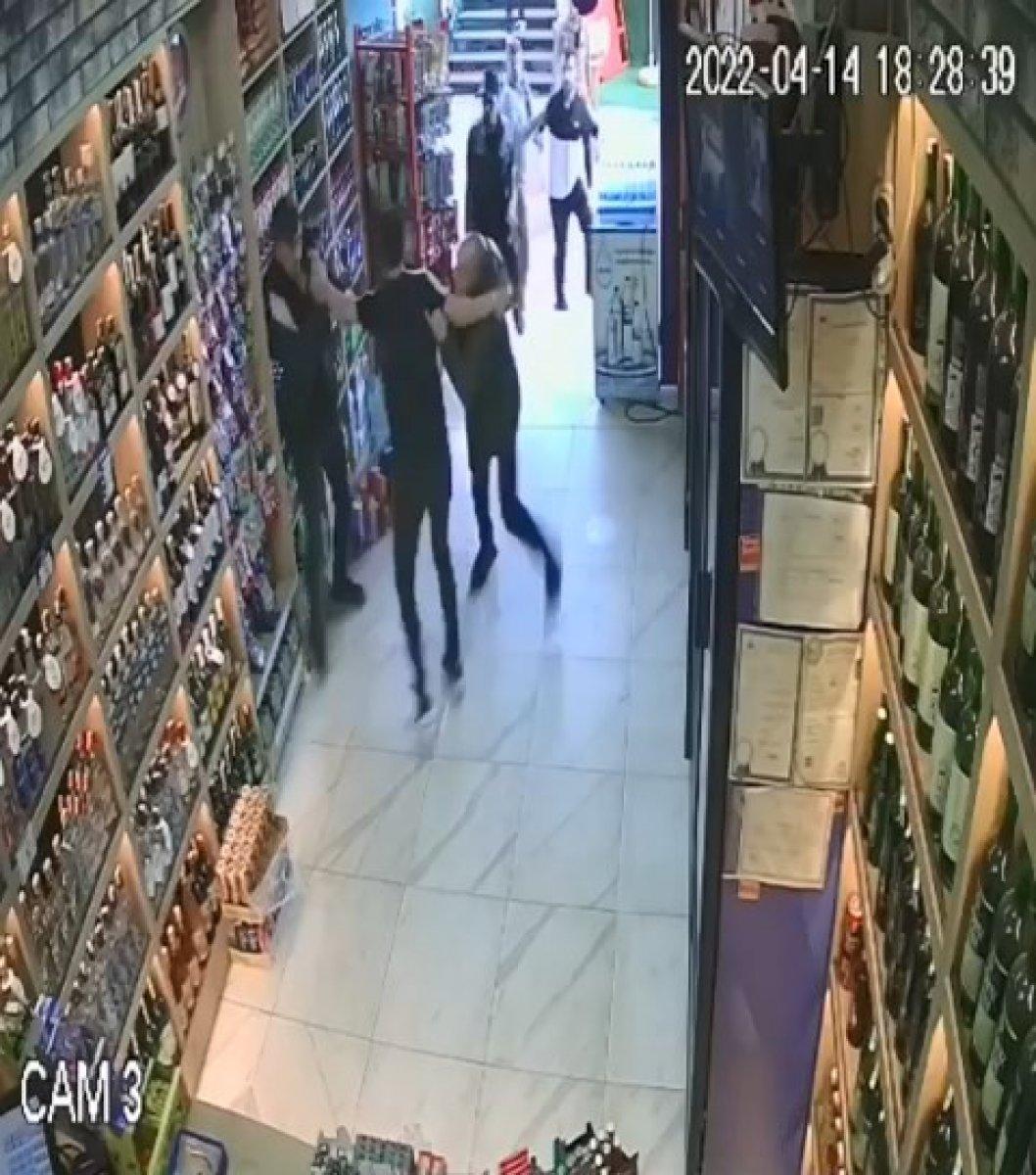 Kocaeli'de gencin saldırıdan sığınırken bıçaklandığı anlar kamerada