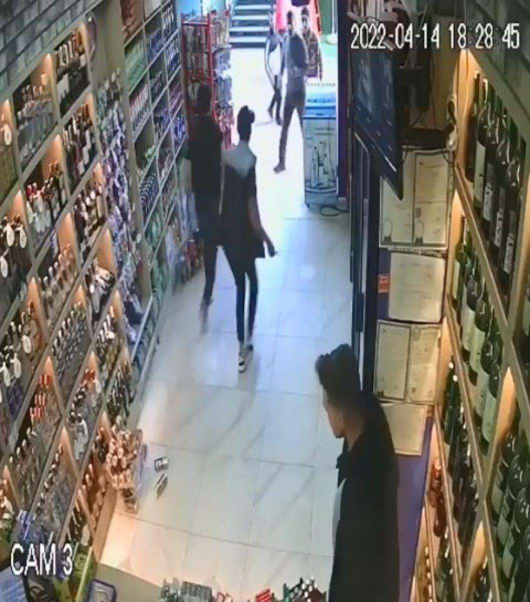 Kocaeli'de gencin saldırıdan sığınırken bıçaklandığı anlar kamerada