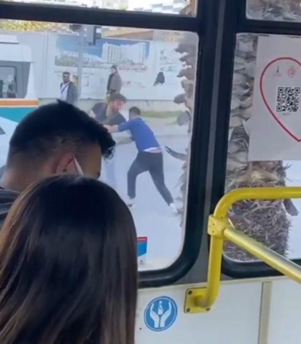 İzmir’de kavgayı ayırmak isterken bıçaklandı