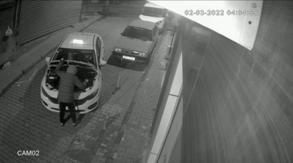 Kağıthane'de taksinin aküsünü çaldılar