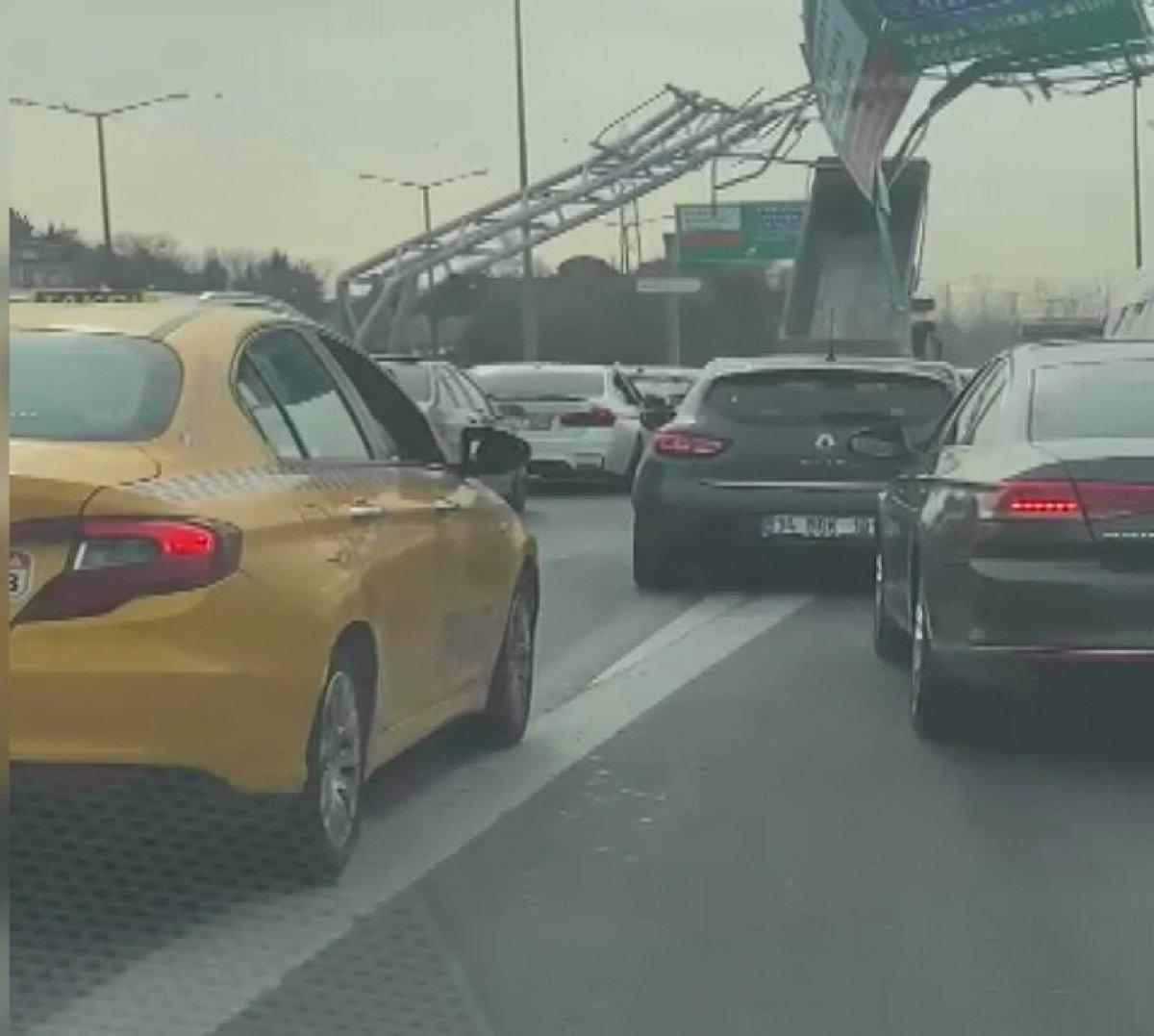 İstanbul'da TEM otoyolunda hafriyat kamyonu yön tabelasına çarptı