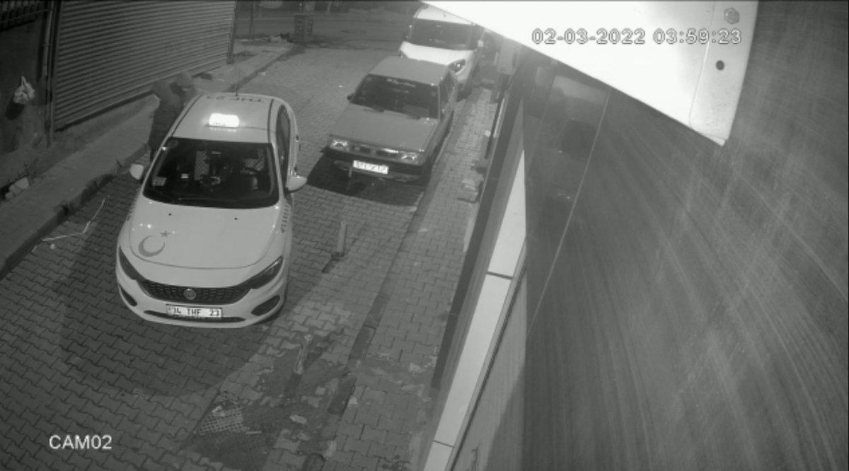 Kağıthane'de taksinin aküsünü çaldılar