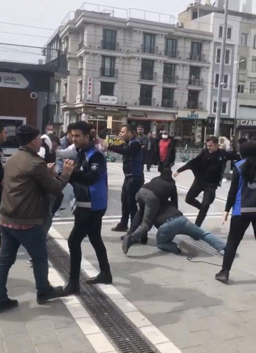 Beyazıt'ta zabıta ile seyyar satıcılar birbirine girdi