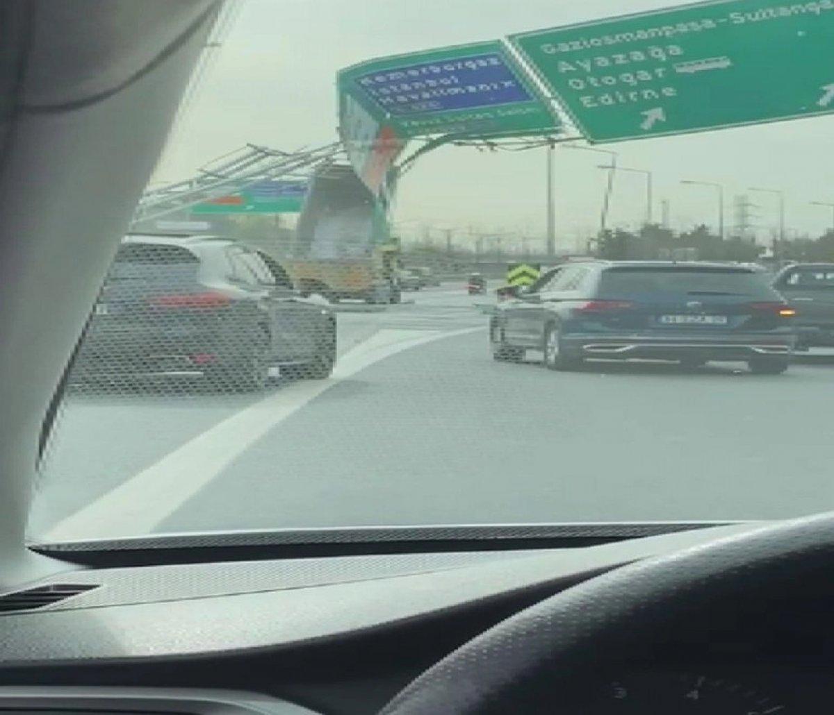 İstanbul'da TEM otoyolunda hafriyat kamyonu yön tabelasına çarptı