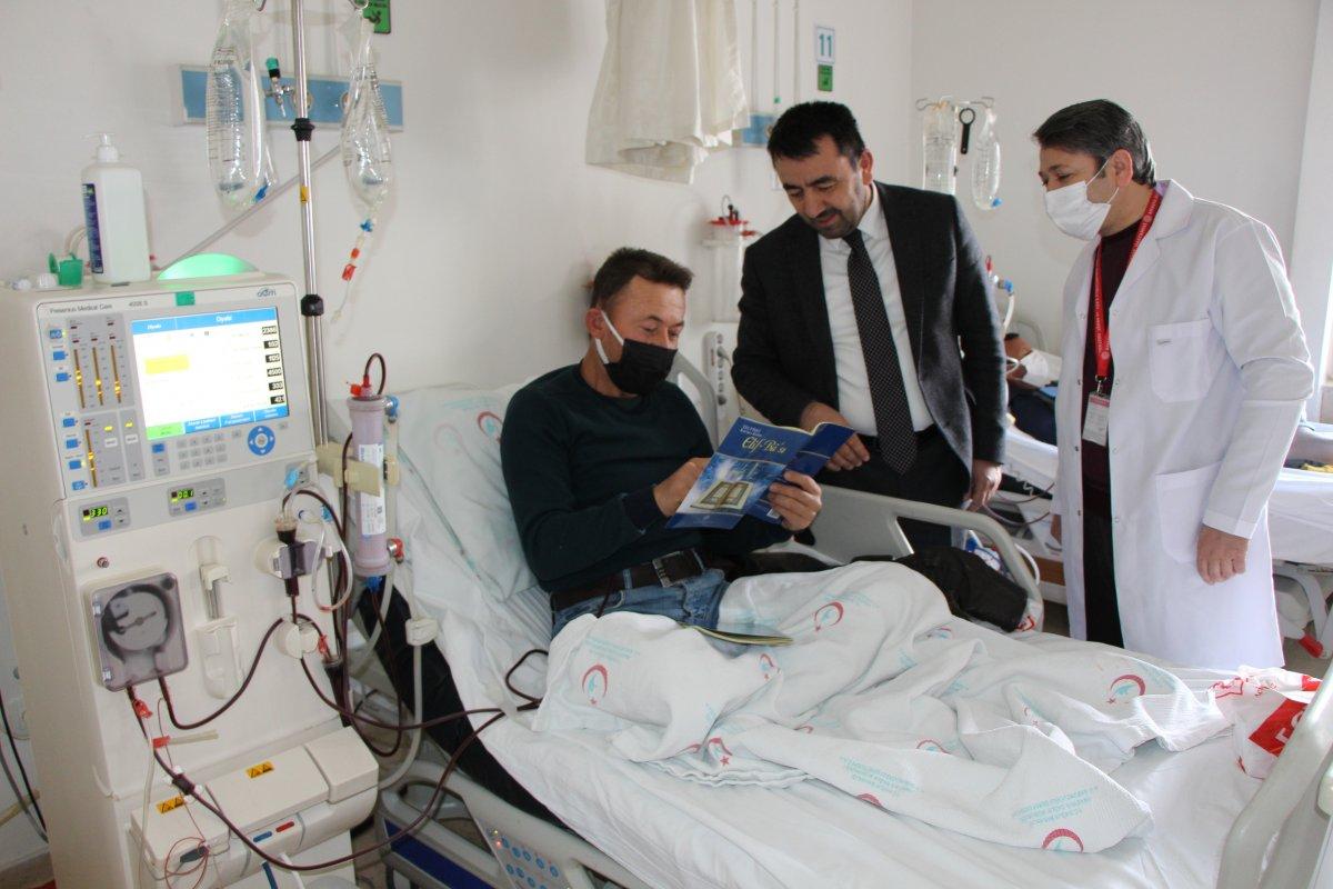 Amasya'da diyaliz ünitesinde bekleyenlere Kur'an öğretiliyor