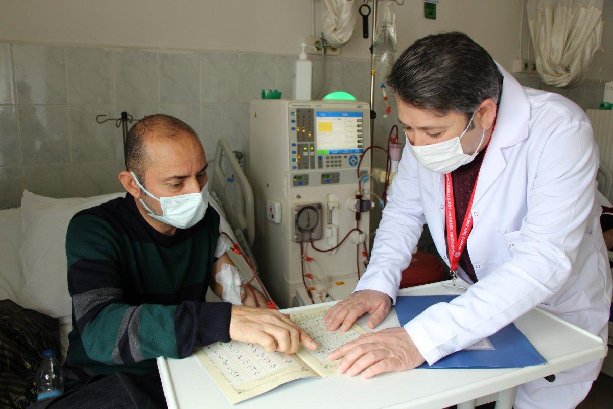 Amasya'da diyaliz ünitesinde bekleyenlere Kur'an öğretiliyor