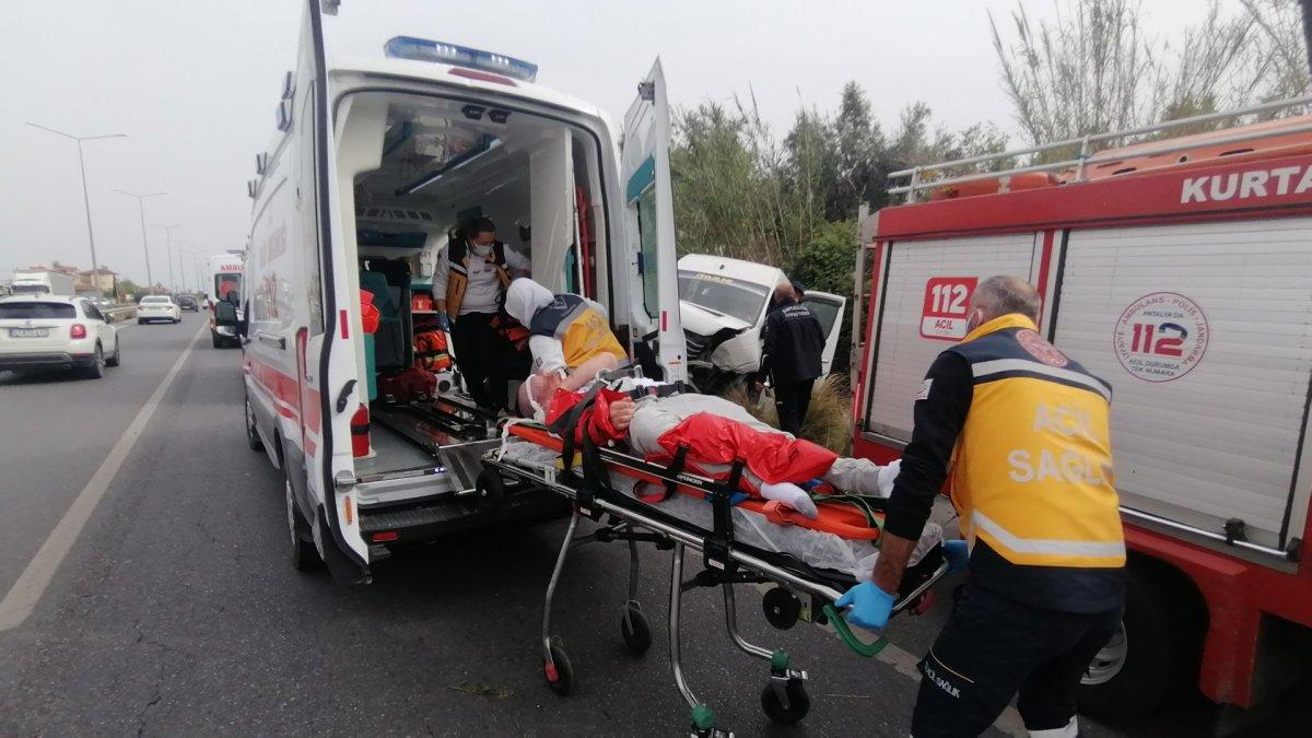 Antalya'da turistleri taşıyan minibüs şarampole yuvarlandı