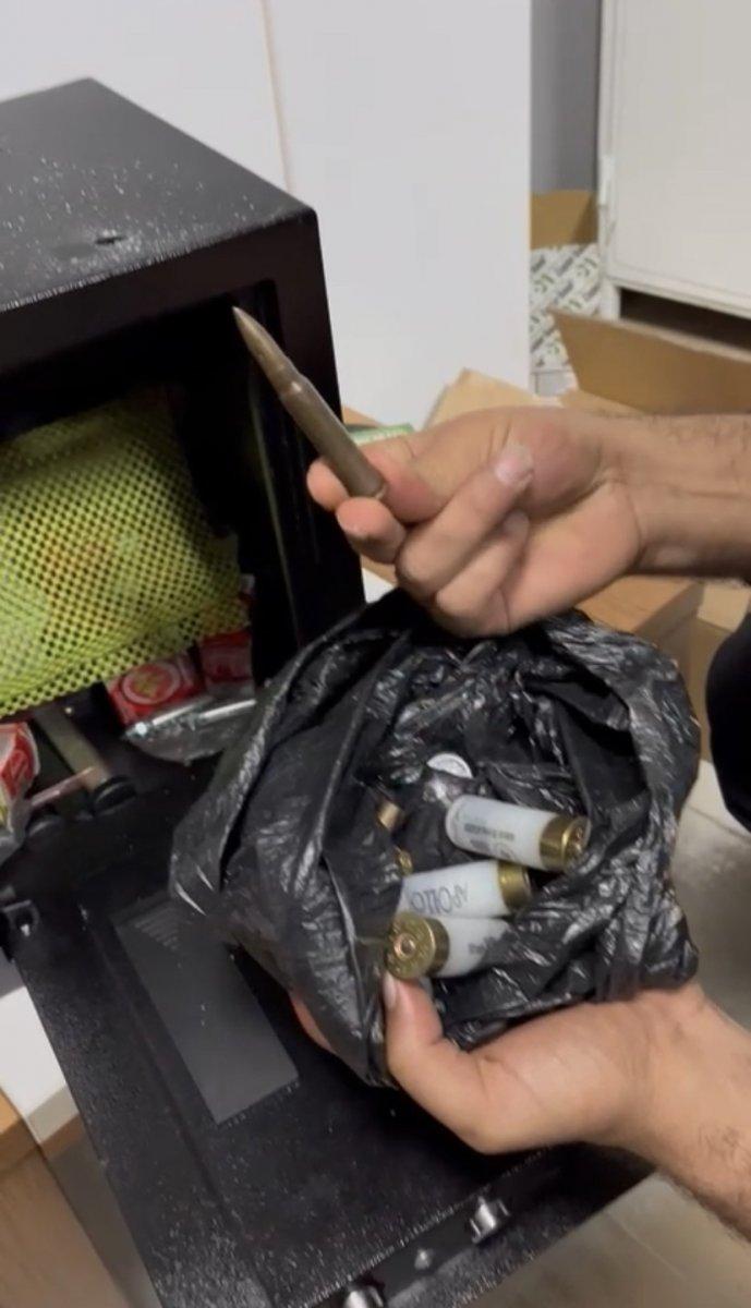 Kağıthane'de ekipler şiddet ihbarıyla gittikleri adreste çok sayıda silah buldu