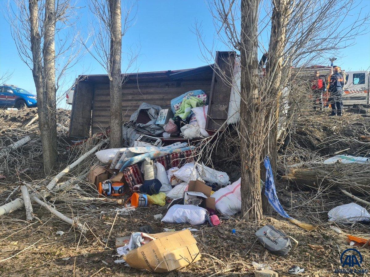 Ağrı'da şarampole yuvarlanan kamyonda can verdiler