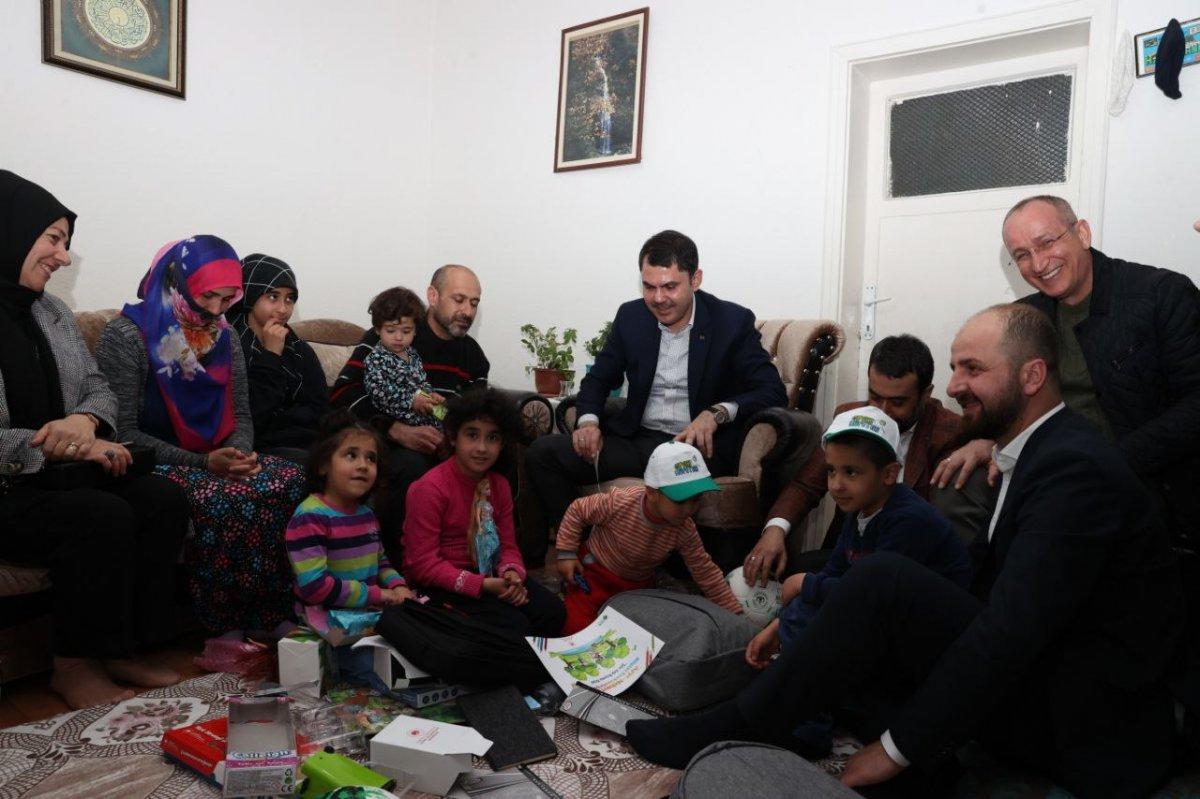 Skolyoz hastası Elif’in tedavi sürecine Murat Kurum’dan destek