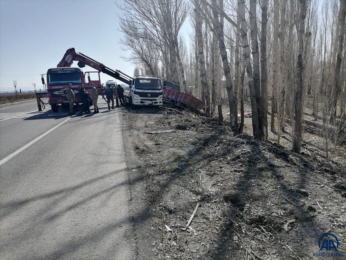 Ağrı'da şarampole yuvarlanan kamyonda can verdiler