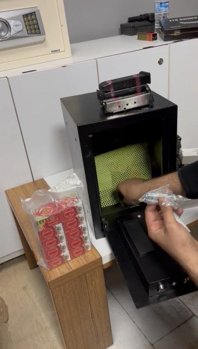 Kağıthane'de ekipler şiddet ihbarıyla gittikleri adreste çok sayıda silah buldu