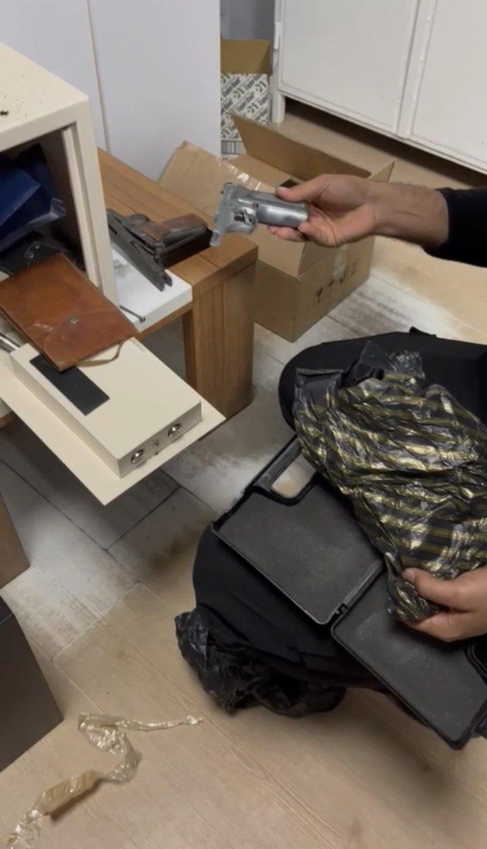 Kağıthane'de ekipler şiddet ihbarıyla gittikleri adreste çok sayıda silah buldu