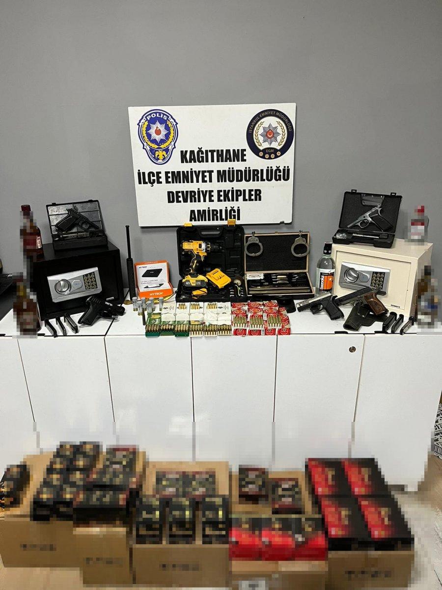Kağıthane'de ekipler şiddet ihbarıyla gittikleri adreste çok sayıda silah buldu