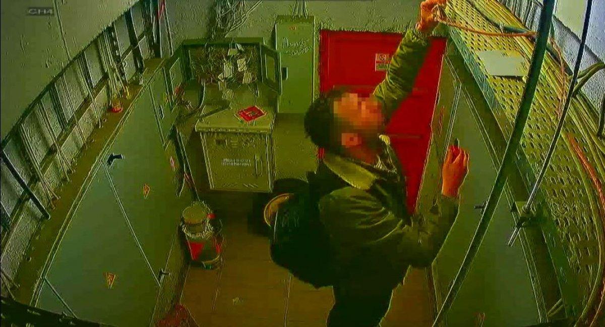 Kağıthane'de binaya giren hırsız elektrik kablolarını çaldı