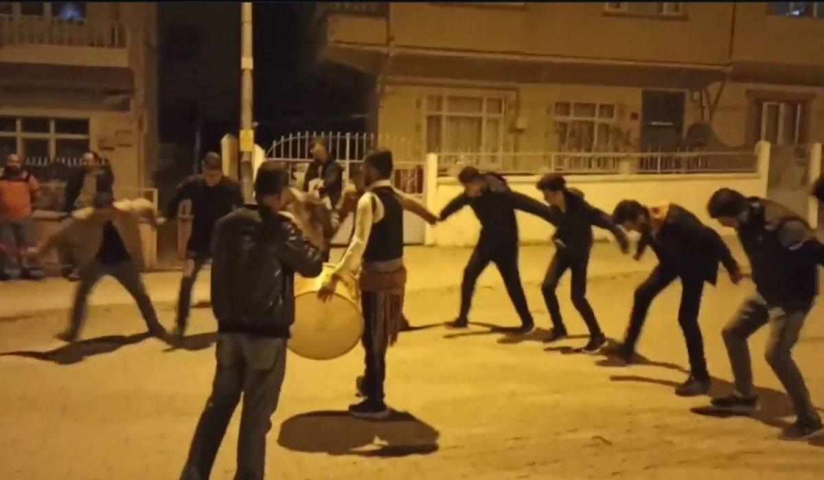 Kastamonu'da gençler Ramazan davulcusuna sürpriz yaptı