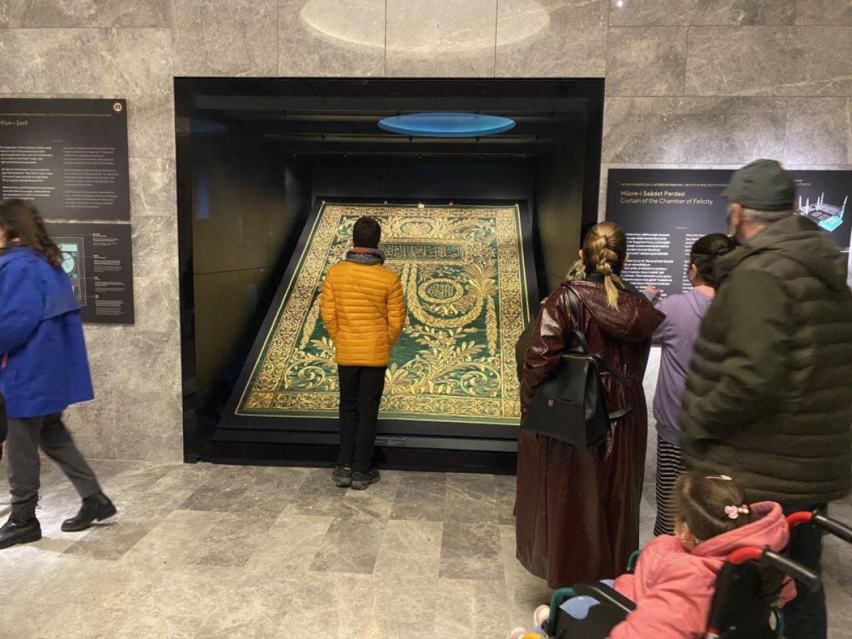 İslam Medeniyetleri Müzesi’nde kutsal emanetlere yoğun ilgi