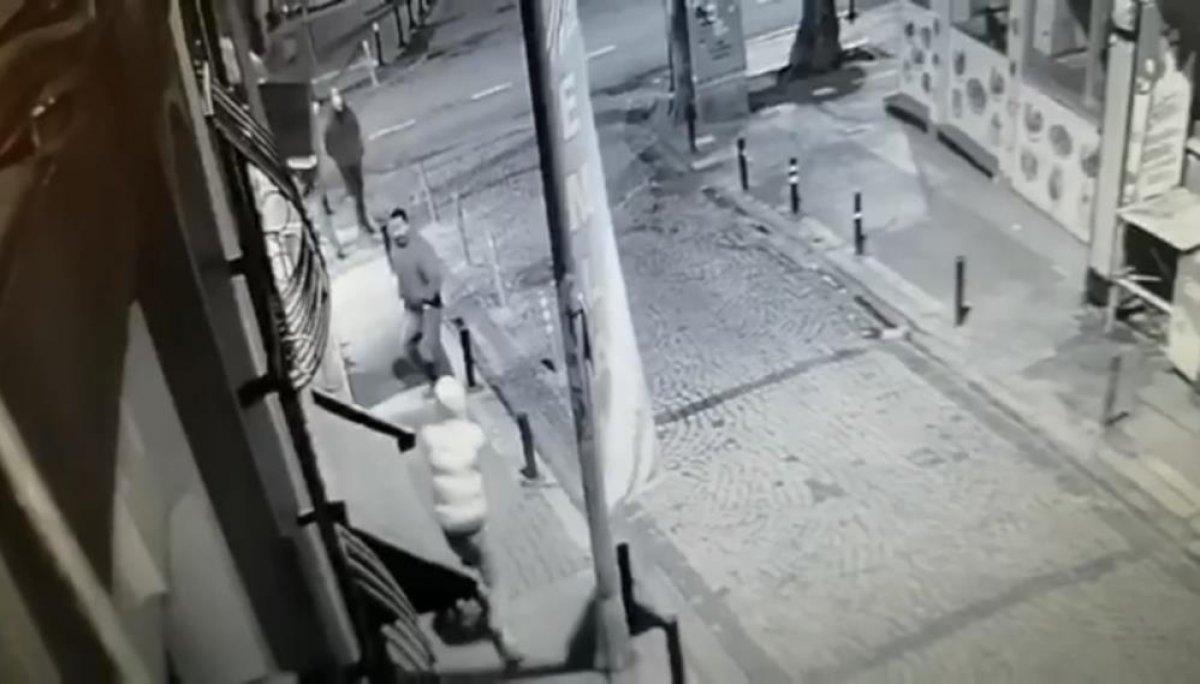 İstanbul'da saldırgan arkadaşını döven 2 kişiyi vurdu