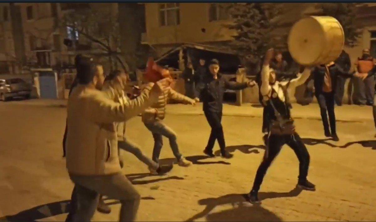 Kastamonu'da gençler Ramazan davulcusuna sürpriz yaptı