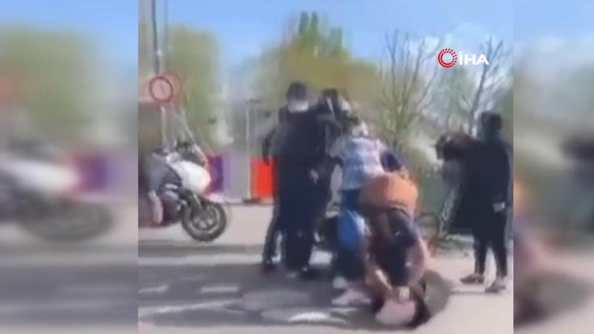 Fransa'da polis başörtülü kadınları darbetti