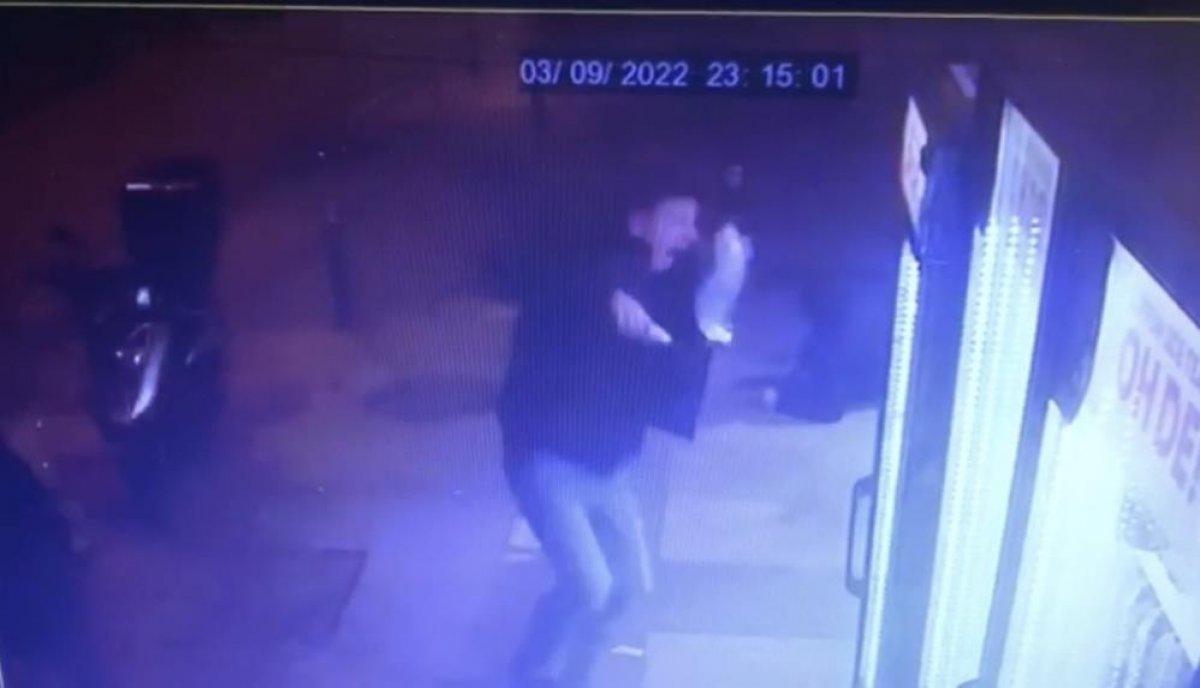 İstanbul'da saldırgan arkadaşını döven 2 kişiyi vurdu