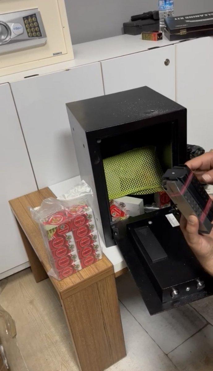 Kağıthane'de ekipler şiddet ihbarıyla gittikleri adreste çok sayıda silah buldu