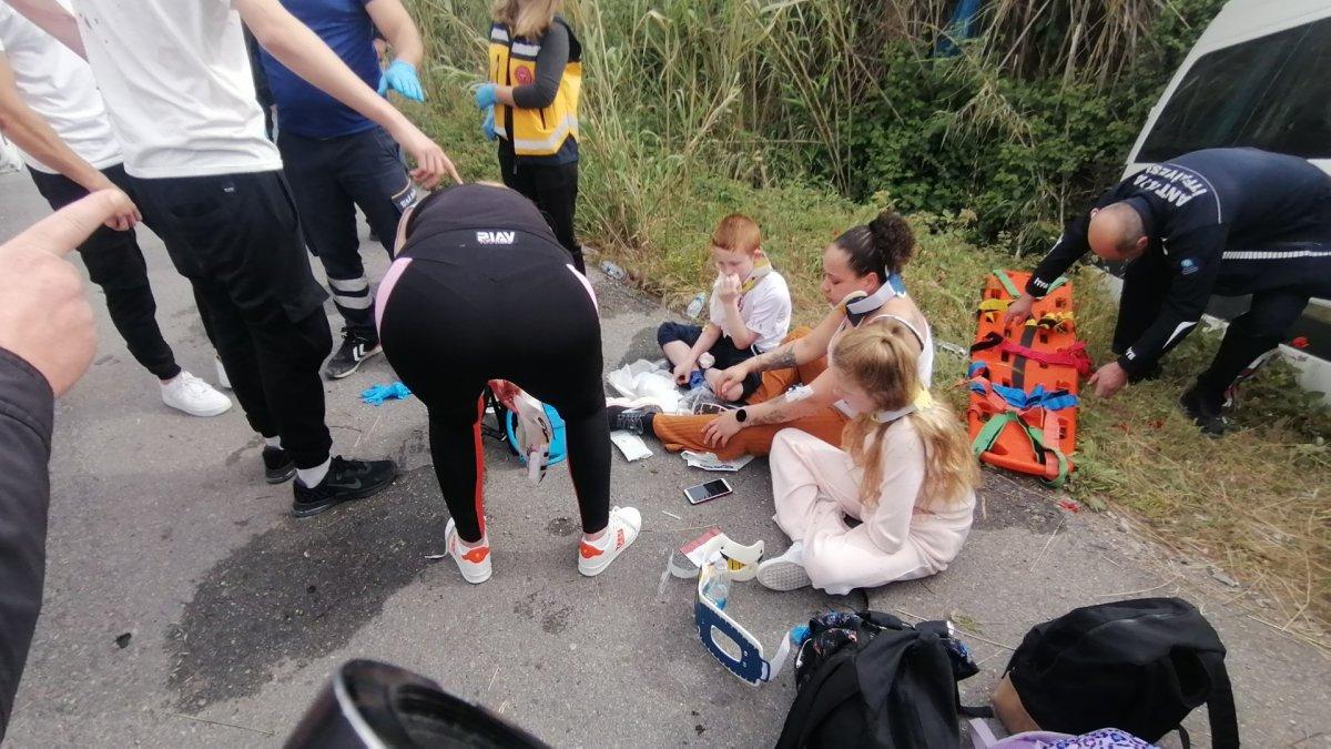 Antalya'da turistleri taşıyan minibüs şarampole yuvarlandı