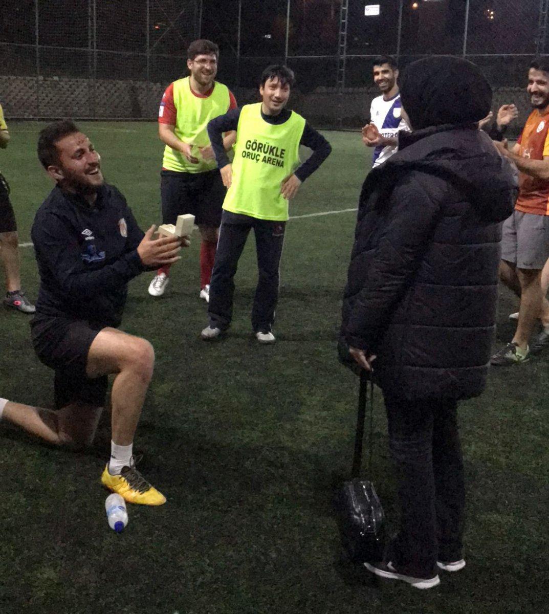 Kayseri'deki halı sahada sürpriz evlenme teklifi