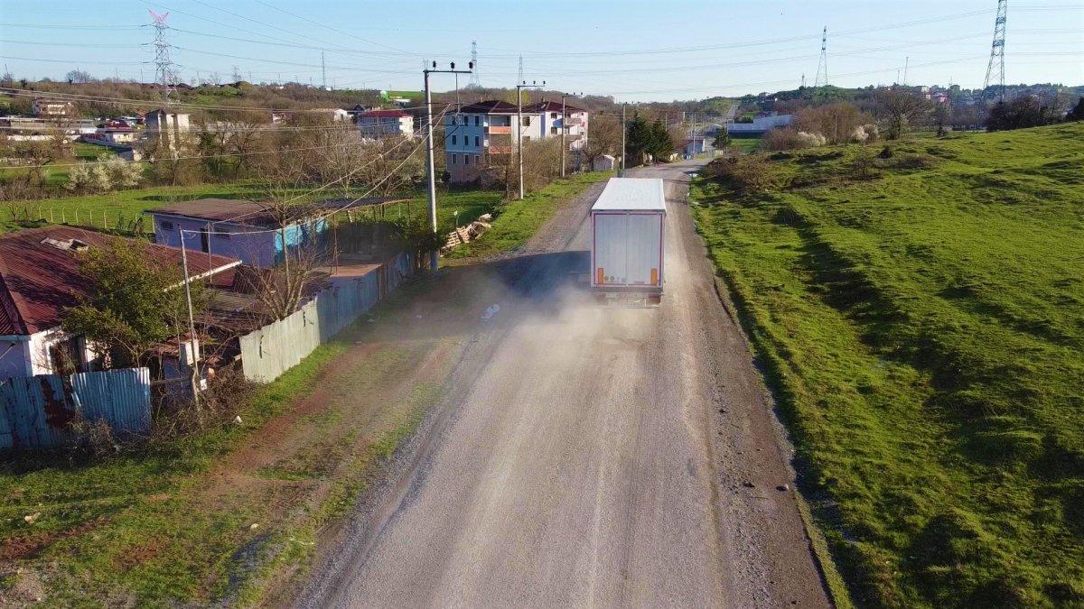 Kocaeli'de asfaltı olmayan sokak tozla kaplanıyor