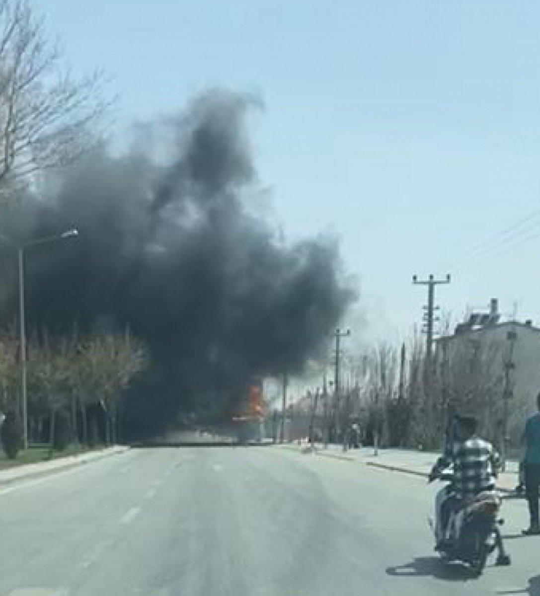 Konya’da kimyasal yüklü kamyon alev alev yandı