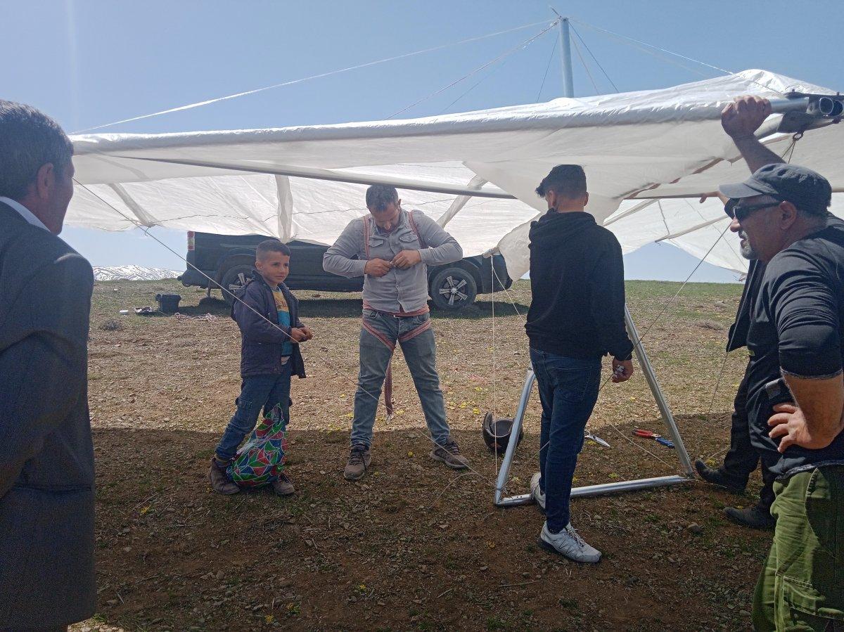 Van'da kendi yaptığı yelken kanadıyla uçtu