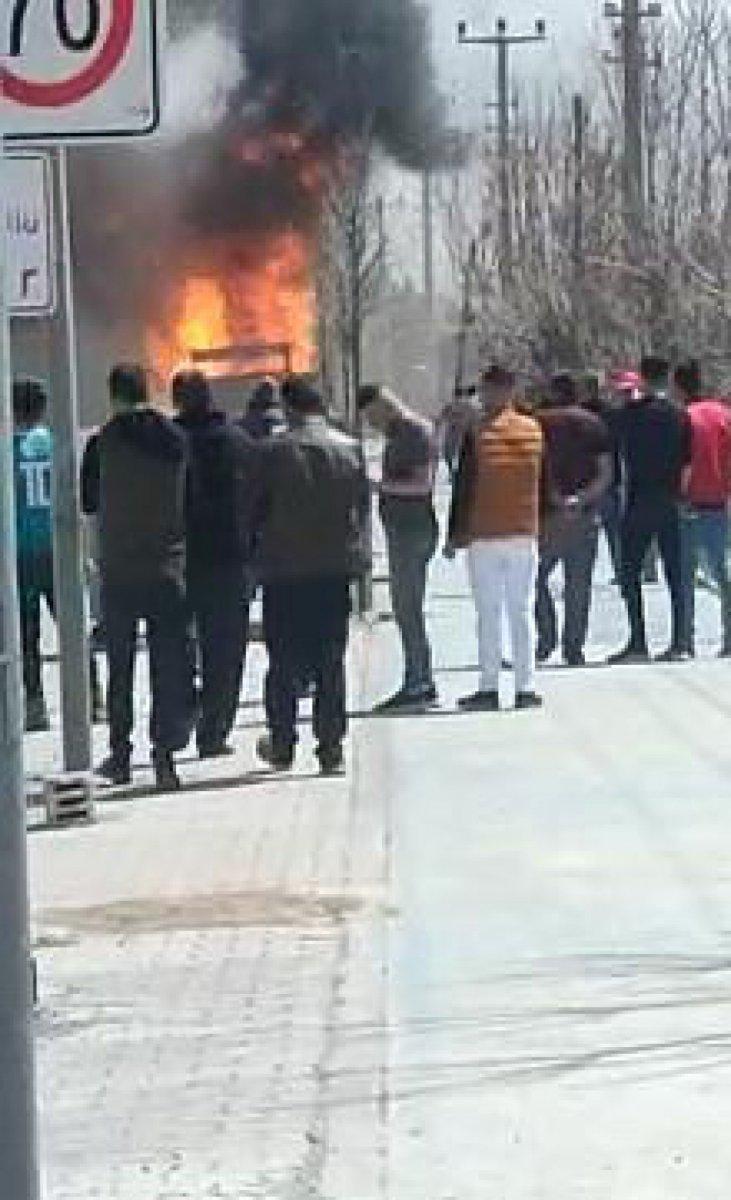 Konya’da kimyasal yüklü kamyon alev alev yandı