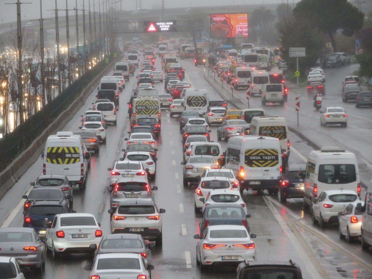 İstanbul'da okullar açıldı, trafik yoğunluğu arttı