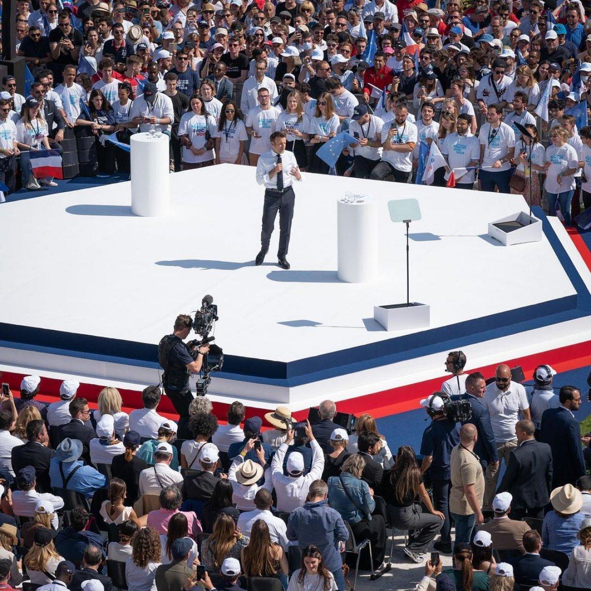 Emmanuel Macron'un rahat tavırları objektiflere yansıdı