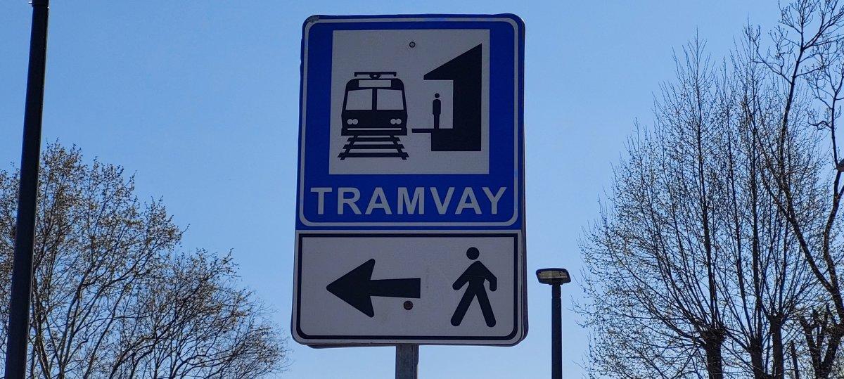 Alibeyköy'de tramvaya ulaşmak isteyen vatandaşların zorlu mücadelesi