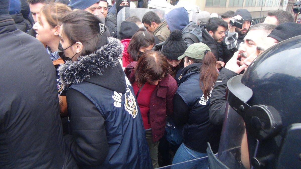 Taksim'de izinsiz basın açıklaması yapmak isteyen gruba polis müdahalesi