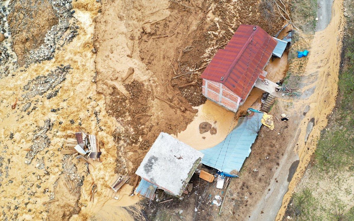 Trabzon’da heyelan evleri yuttu