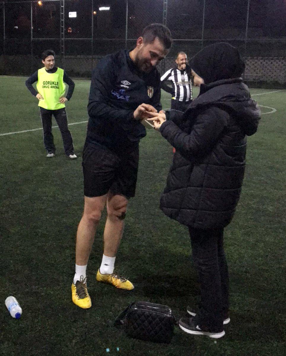 Kayseri'deki halı sahada sürpriz evlenme teklifi